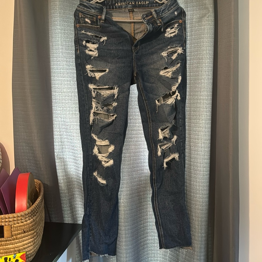 Women’s American Eagle super ripped stretch jeans.